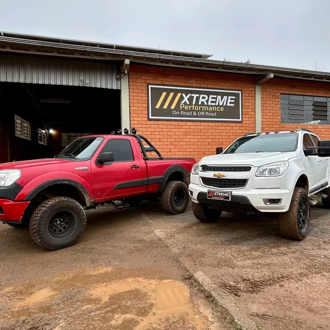 Picapes preparadas em frente à oficina da Xtreme Performance em São Bento do Sul