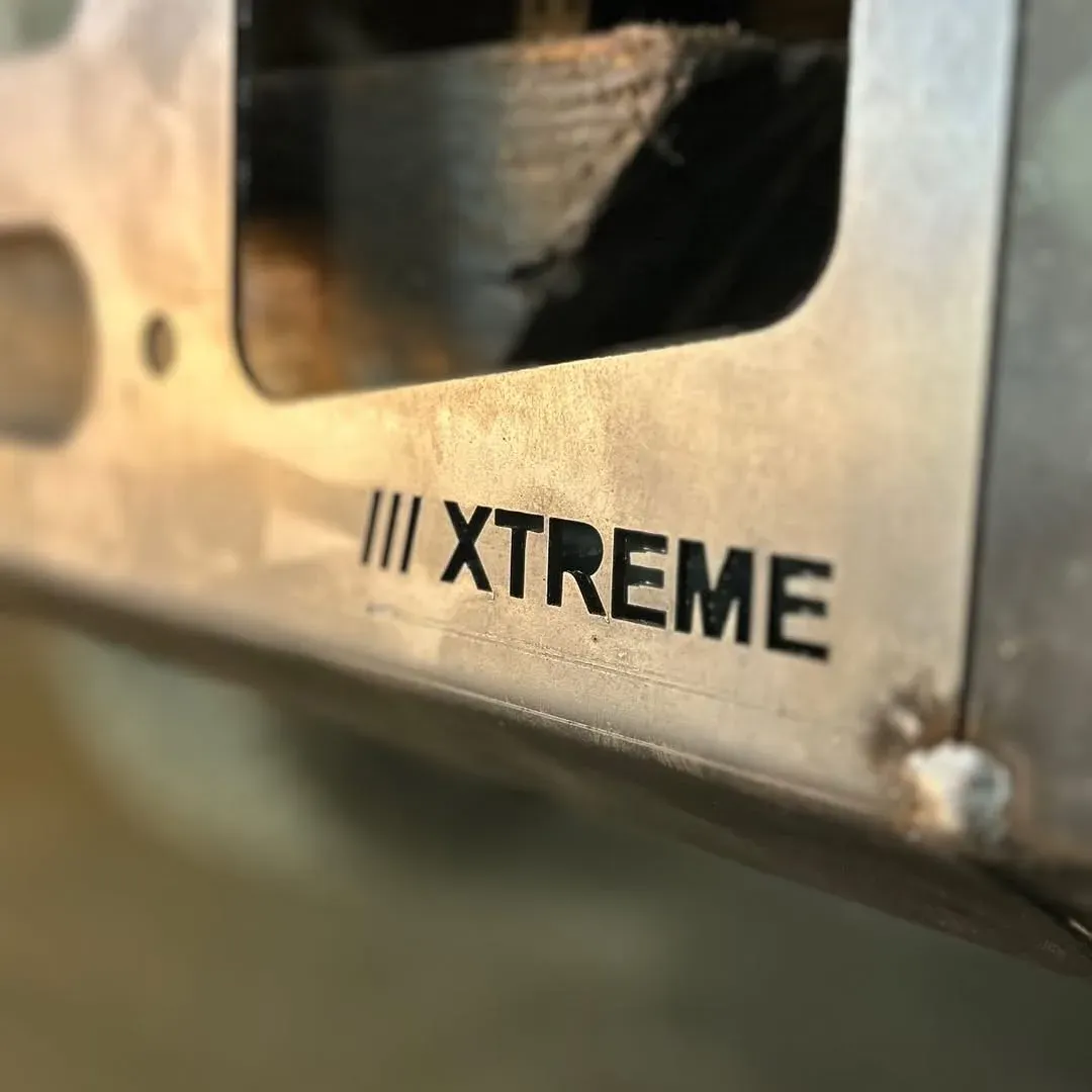Peça em aço fabricada sob medida com a marca Xtreme Performance recortada