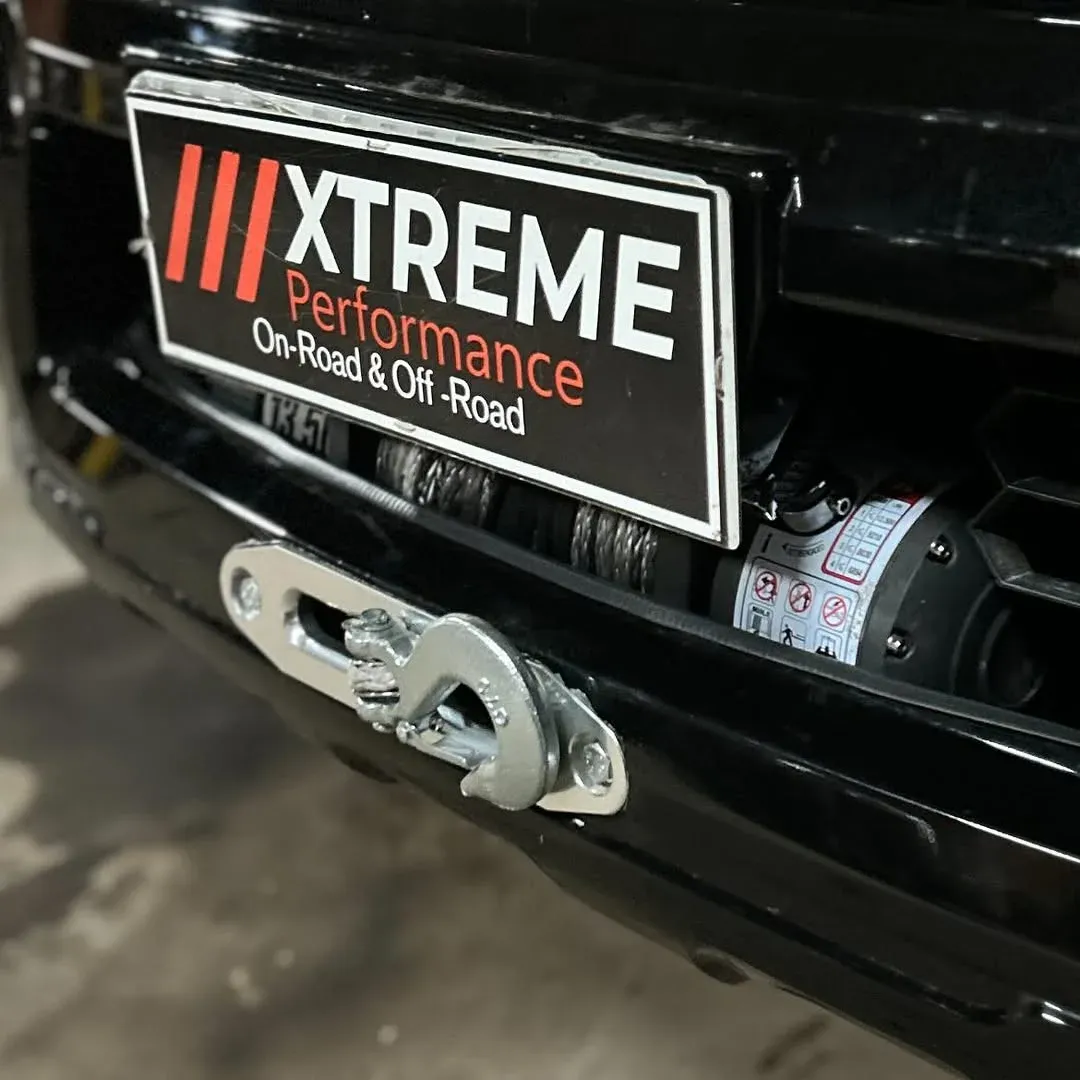 Guincho e base fabricada instalados na dianteira de um 4x4 preparado